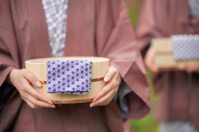 温泉を楽しむ観光客